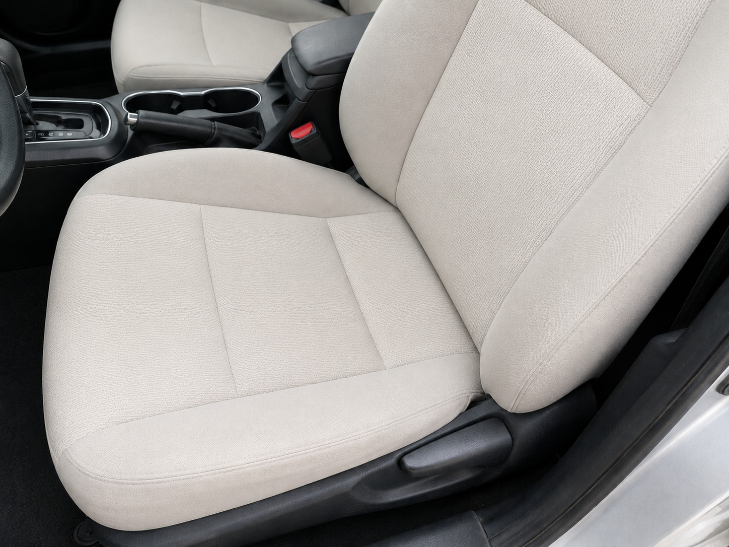 Bancos automotivos limpos e renovados após higienização profissional BravoClean